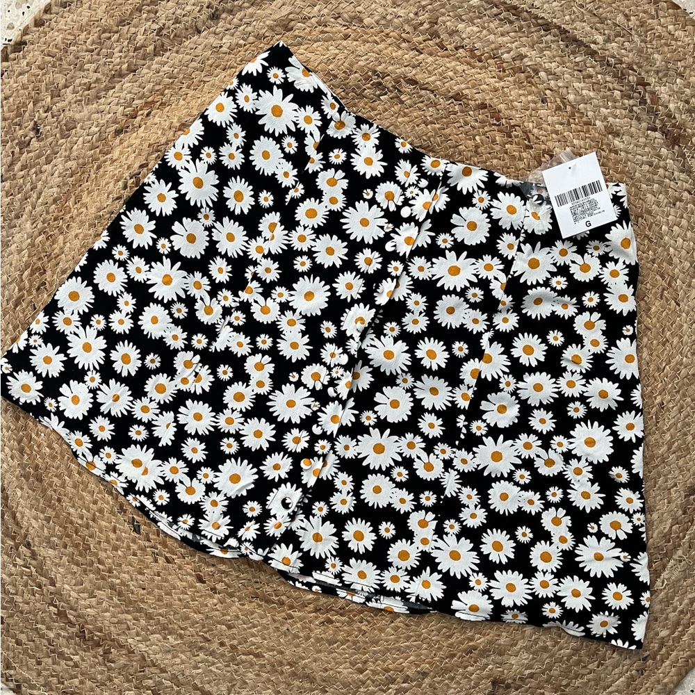 NWT Forever 21 Daisy Pattern Mini Skirt. Size (L).